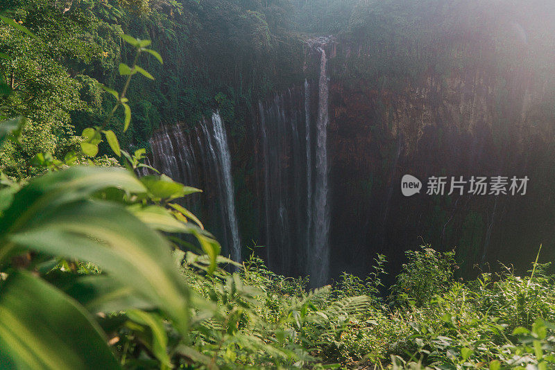 在爪哇的Tumpak Sewu瀑布的风景